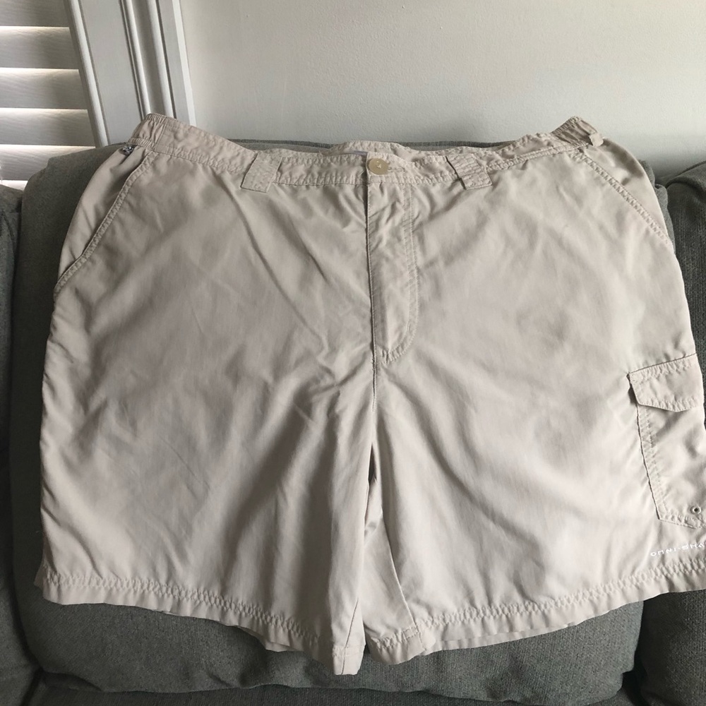 Men’s Columbia light weight cargo shorts, beige, 38Wx8L